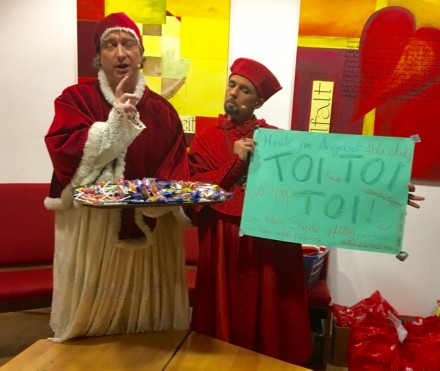 Ralf David als Papst und Pat Mueller als Kardinal Kajetan mit einem Tablett voller erlaubtet "Sünden" als Nervennahrung für die Darsteller