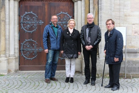 Jürgen Musch und Gundi Mertens (Stellvertretende Vorsitzende des Staufersaga-Vereins), Münsterpfarrer Robert Kloker und Alexander Koller (Schatzmeister des Staufersaga-Vereins).