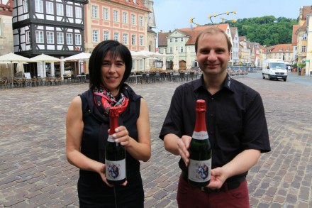 Carmen Bäuml (Koordinatorin Stauferfestival) und Dietmar Dlask (Inhaber Sekt- & Weindepot Dlask).