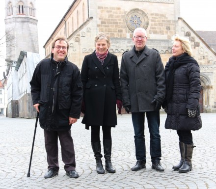 Alexander Koller (Schatzmeister Verein Staufersaga), Dekanin Ursula Richter, Dekan Robert Kloker und Gundi Mertens (stellvertretende Vorsitzende des Staufersaga-Vereins).